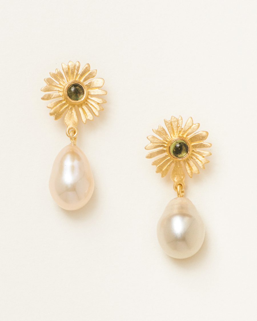 Thelma pearl earrings with peridot