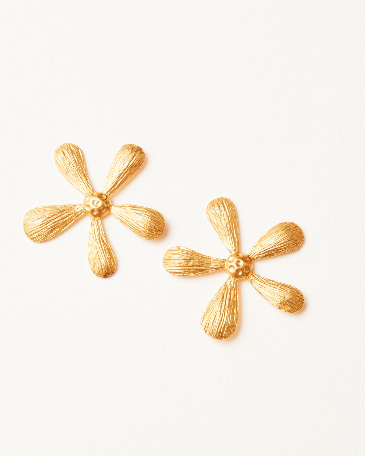 ★VINTAGE HOLLYWOOD★ [Exclusive] Shine Daisy Earrings_VH231 Small gold daisy earrings – Carousel Jewels