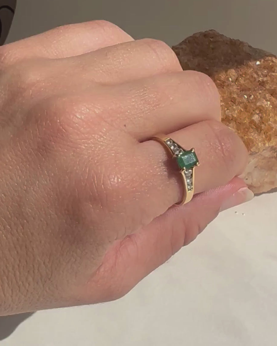 Stunning emerald & diamond ring - 18 carat solid gold