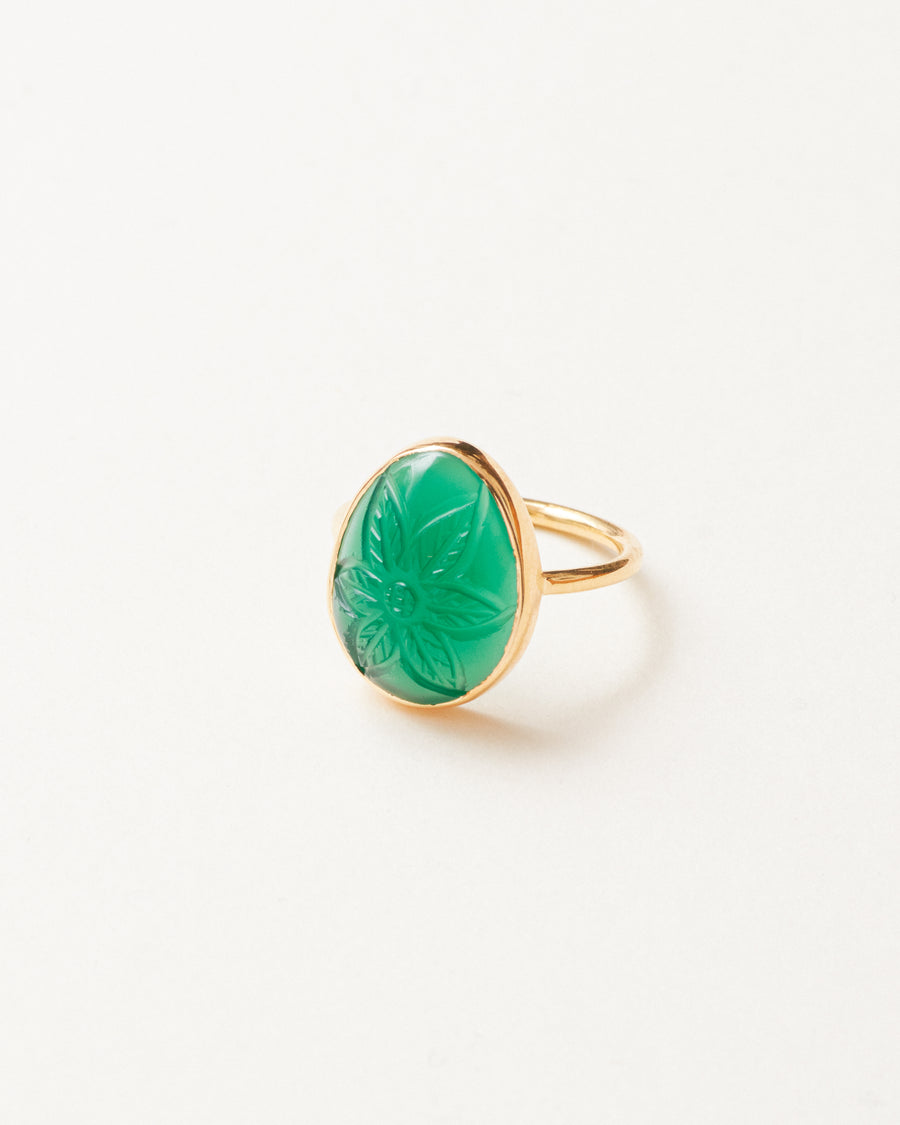Carved flower cocktail ring in green onyx - gold vermeil
