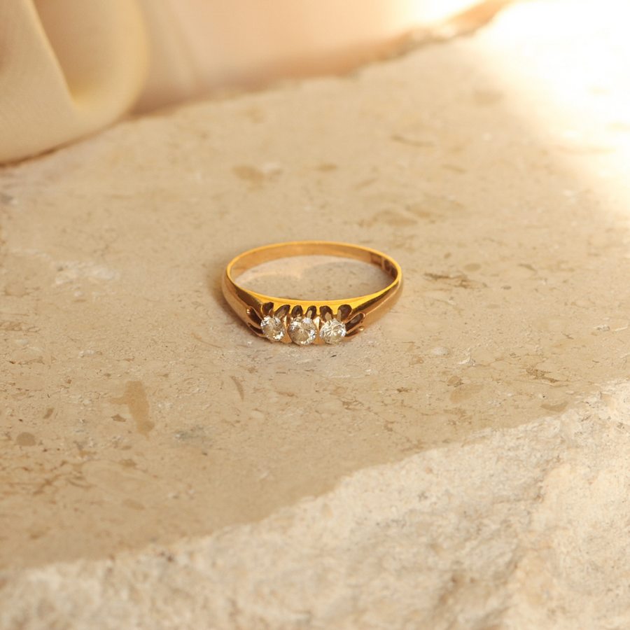Beautiful antique trilogy diamond ring - 18 carat solid gold