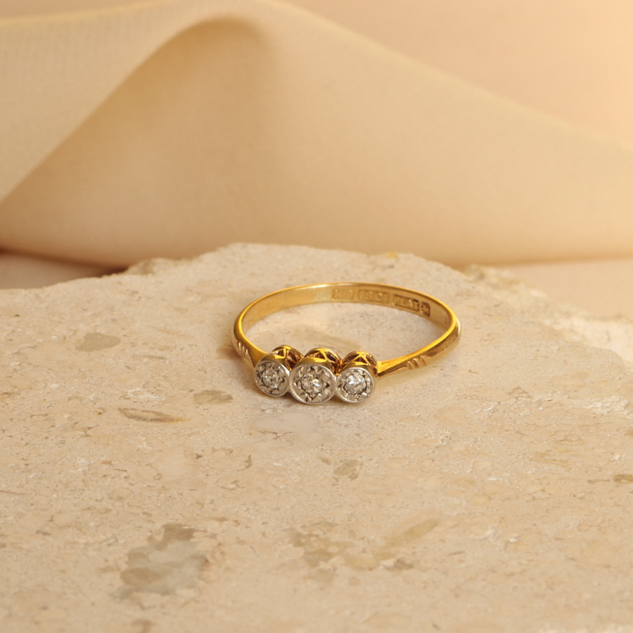 Beautiful antique diamond ring - 18 carat solid gold