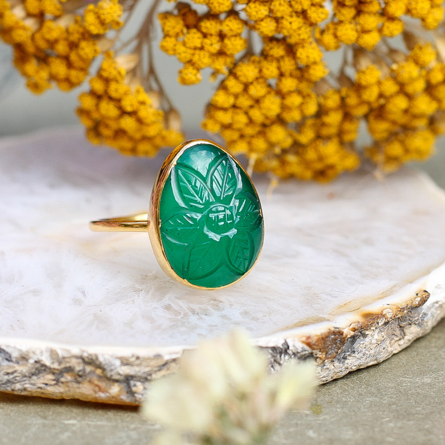 Carved flower cocktail ring in green onyx - gold vermeil