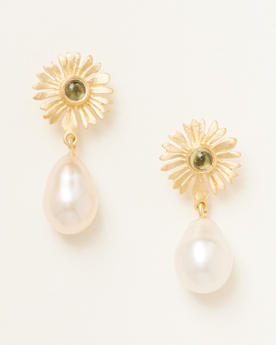 Thelma pearl earrings with peridot