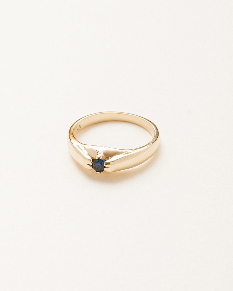 Astor ring with sapphire  - 9 carat solid gold