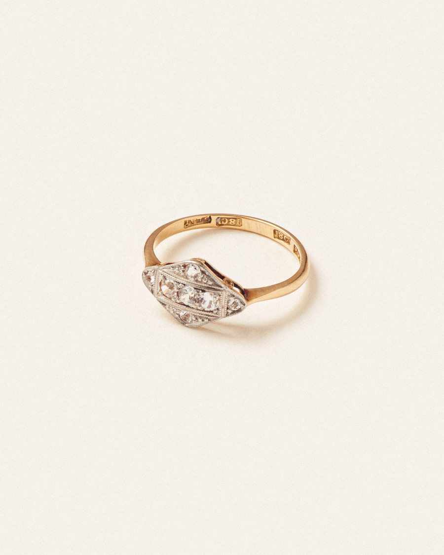 Striking white sapphire ring - 18 carat solid gold