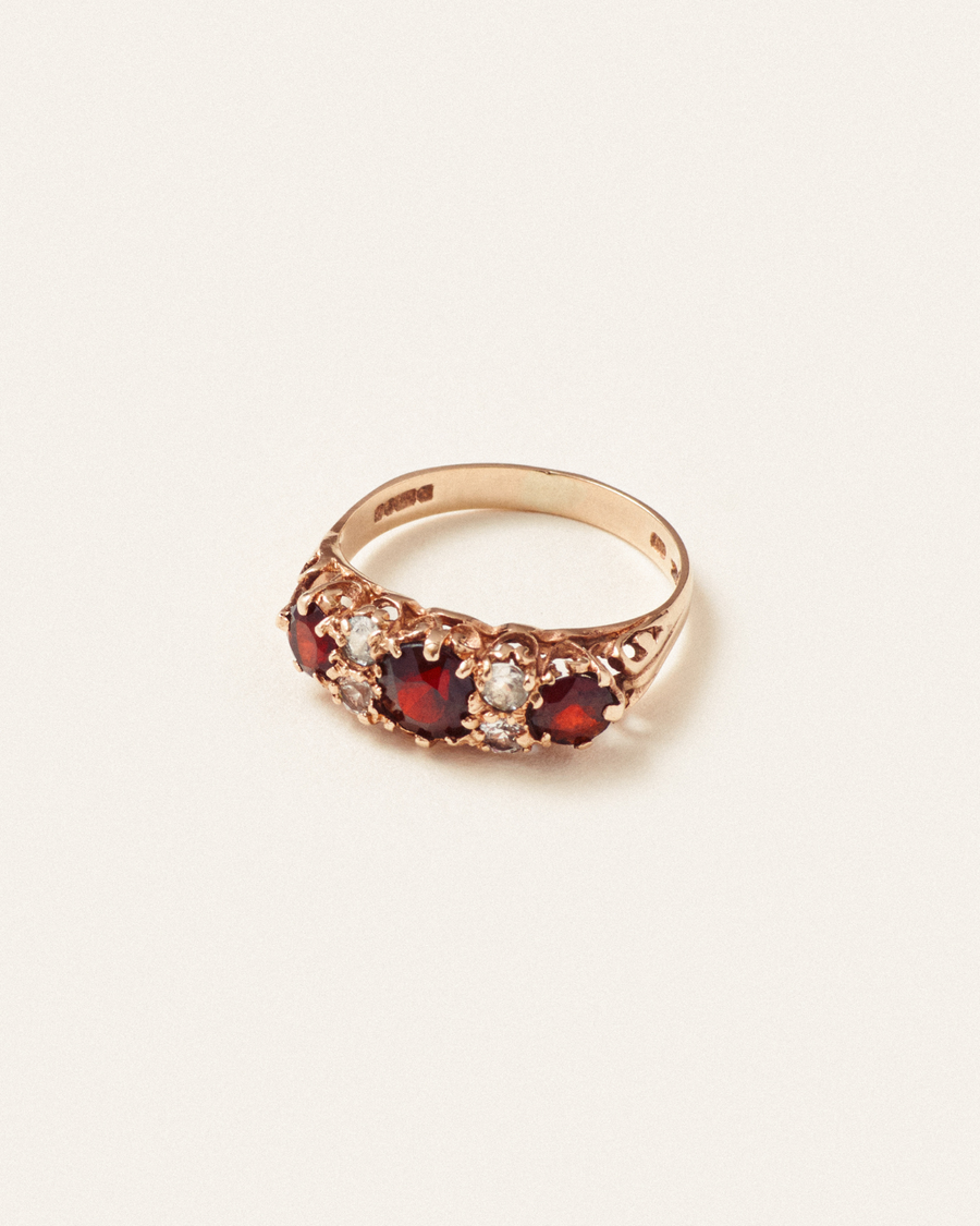 Pretty garnet and white sapphire ring - 9 carat solid gold
