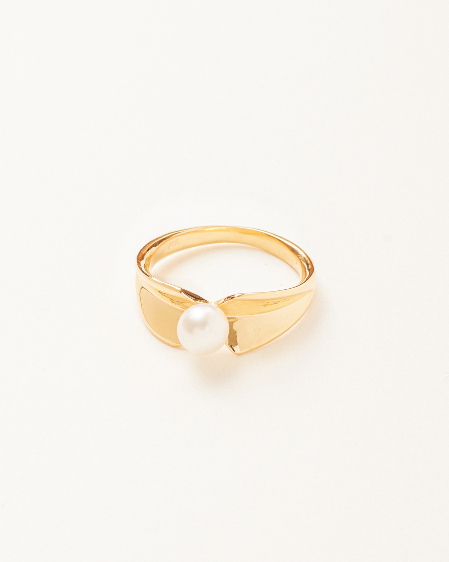Bonny pearl statement ring - solid gold