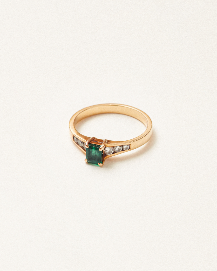 Stunning emerald & diamond ring - 18 carat solid gold