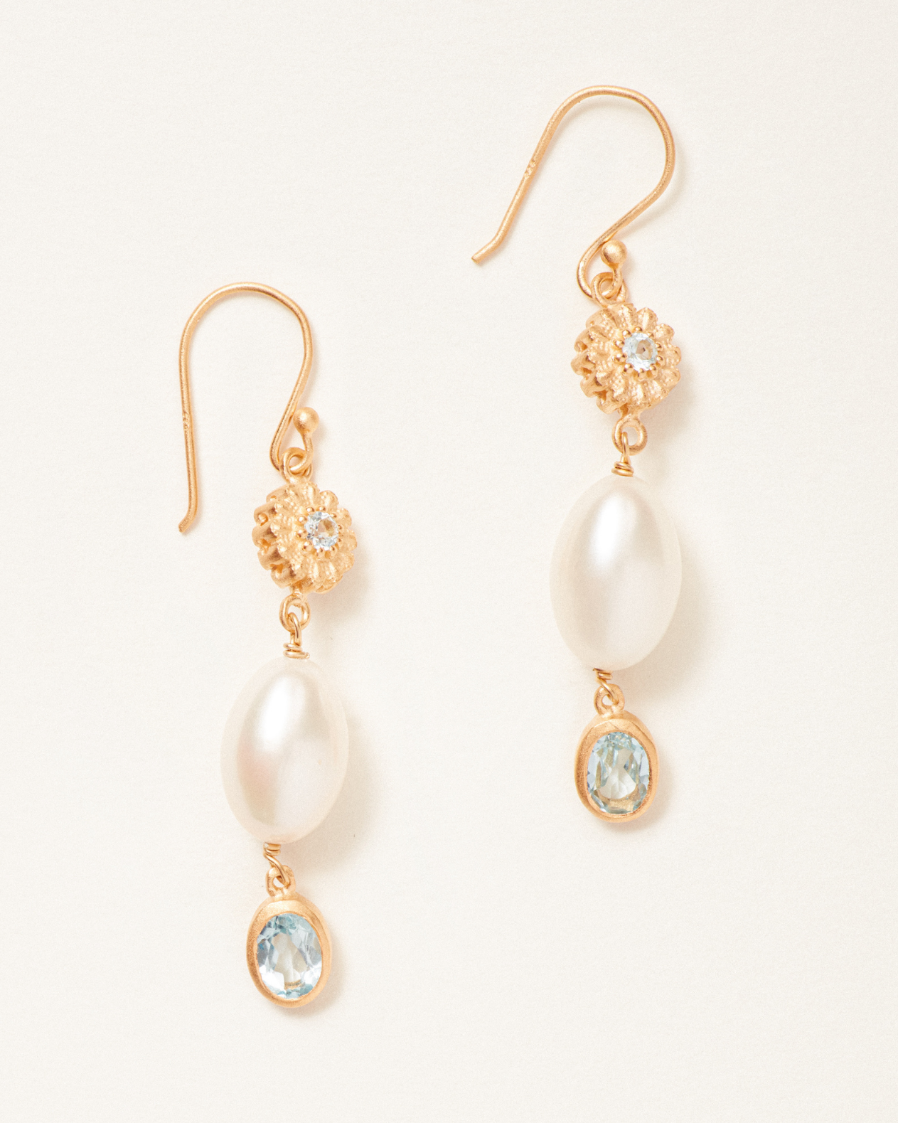 Alma earrings with blue topaz and natural pearl