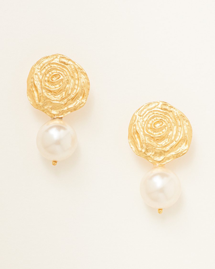 Wave earrings with pearl