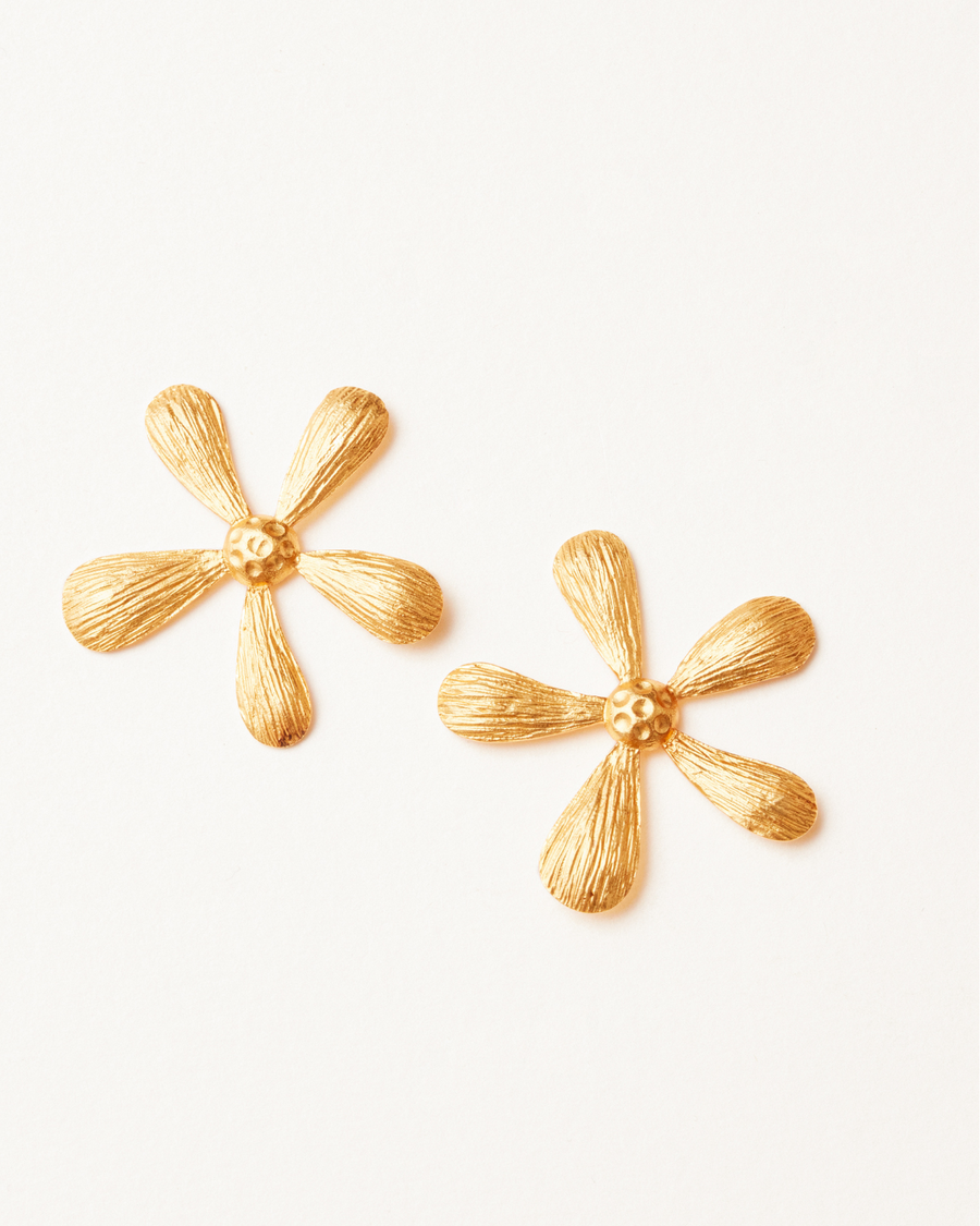 Small gold daisy earrings