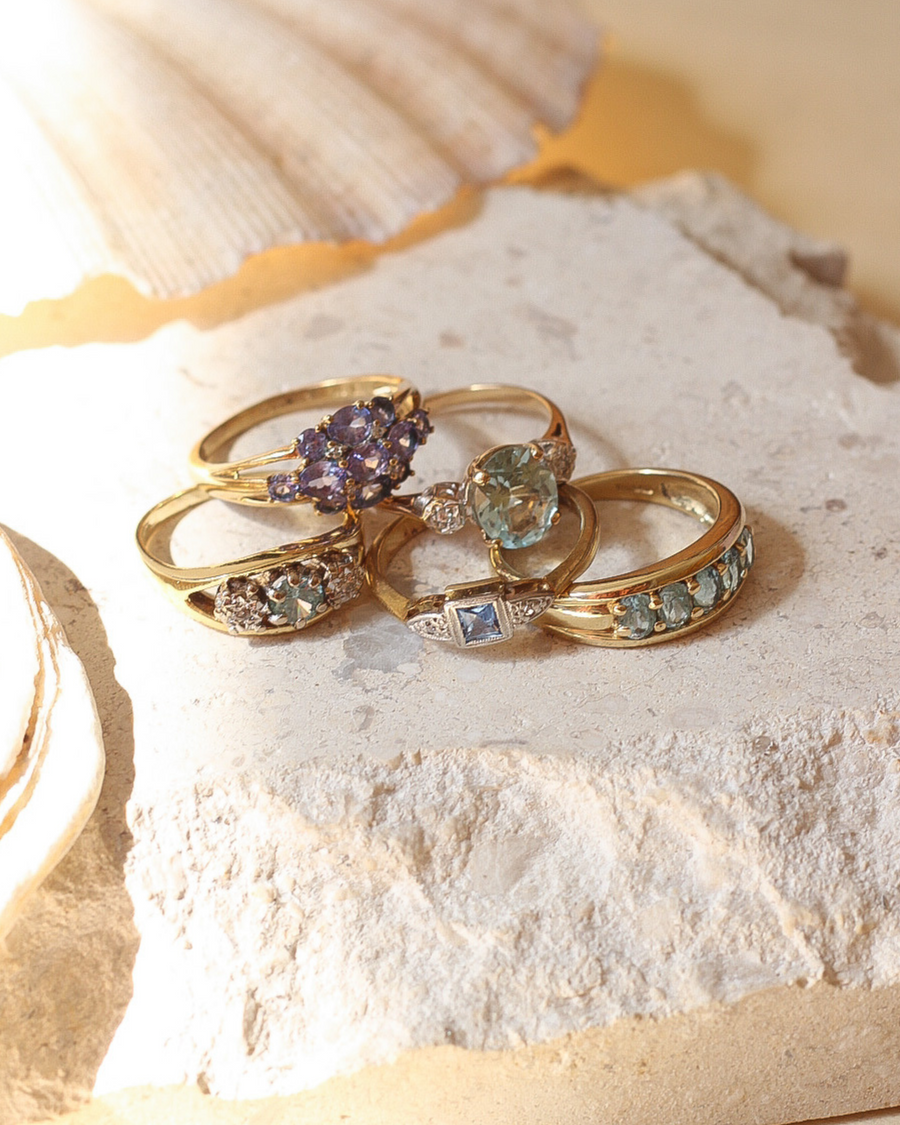 Stunning aquamarine five stone ring - 10 carat solid gold