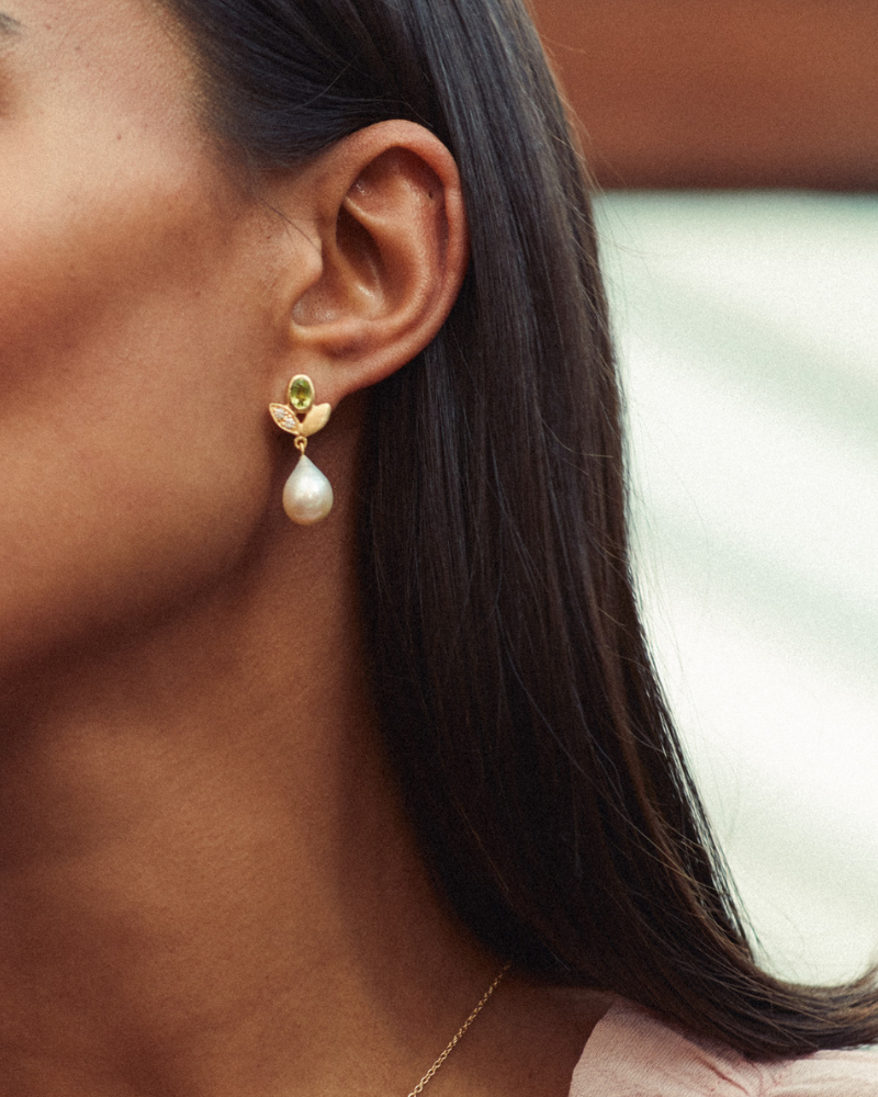 Dahlia earrings with peridot and pearl