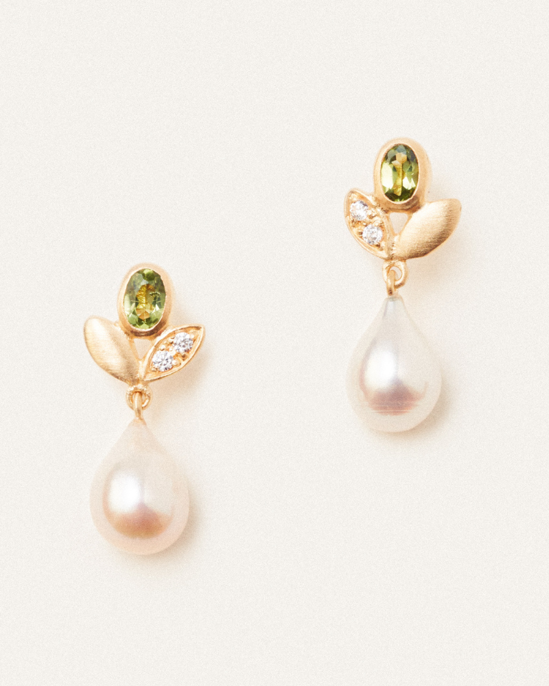 Dahlia earrings with peridot and pearl