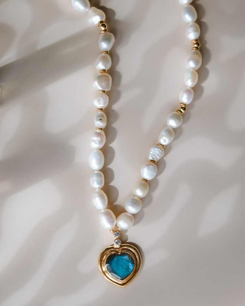 Nessa necklace in labradorite and pearl