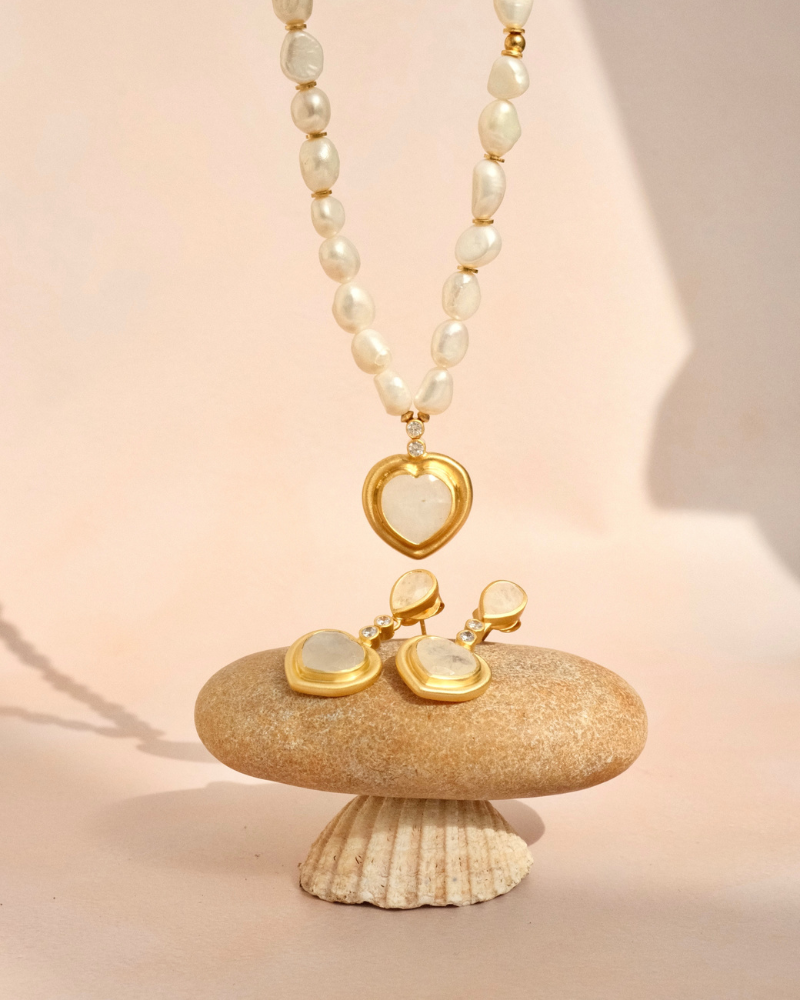 Nessa necklace in moonstone and pearl