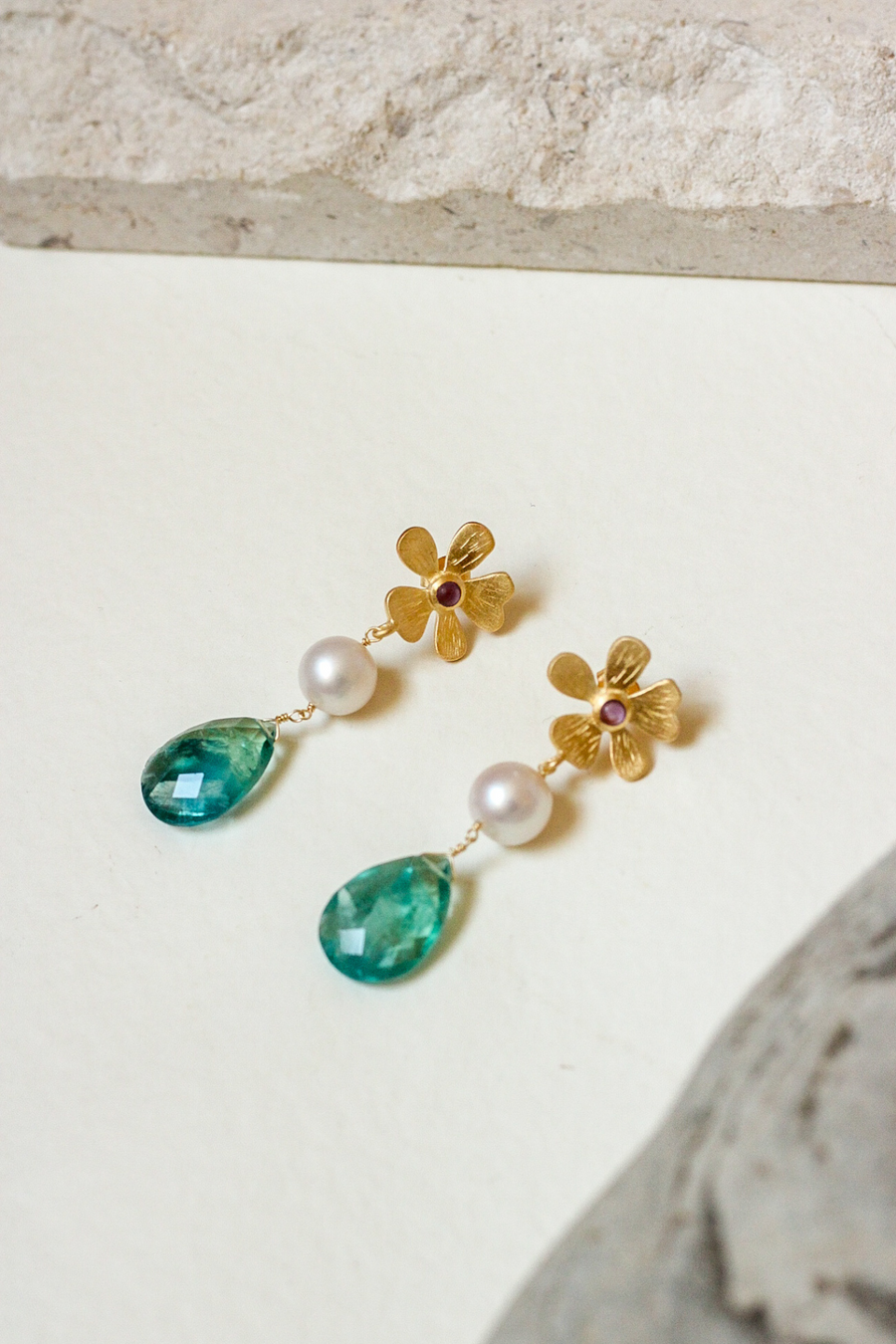 Wildflower earrings with apatite, amethyst and pearl - Last piece