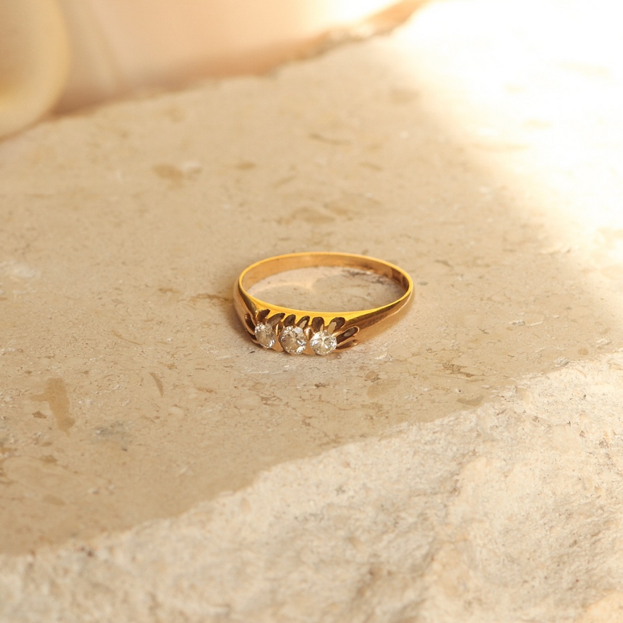 Beautiful antique trilogy diamond ring - 18 carat solid gold