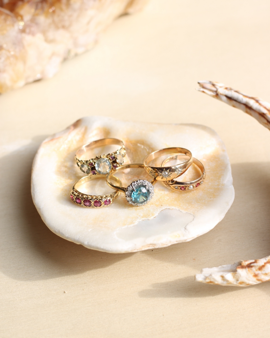 Beautiful Victorian diamond gypsy ring - 18 carat solid gold